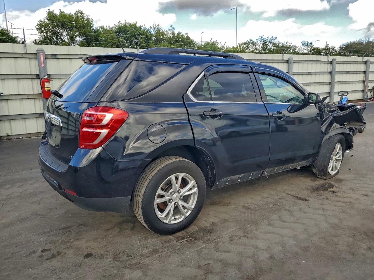2017 CHEVROLET EQUINOX LT photo 3