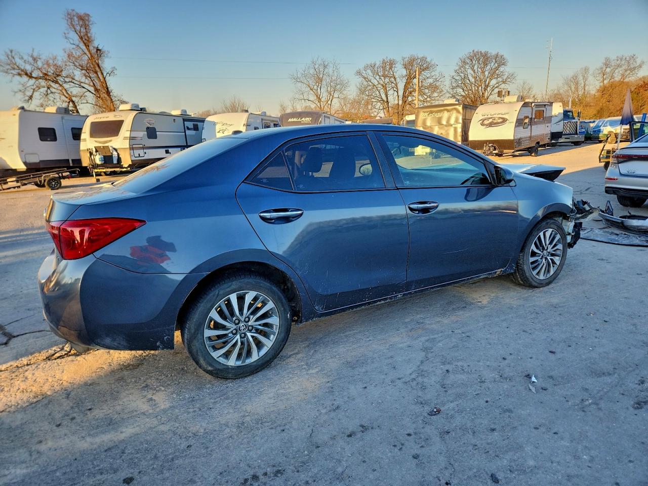 2017 TOYOTA COROLLA photo 3