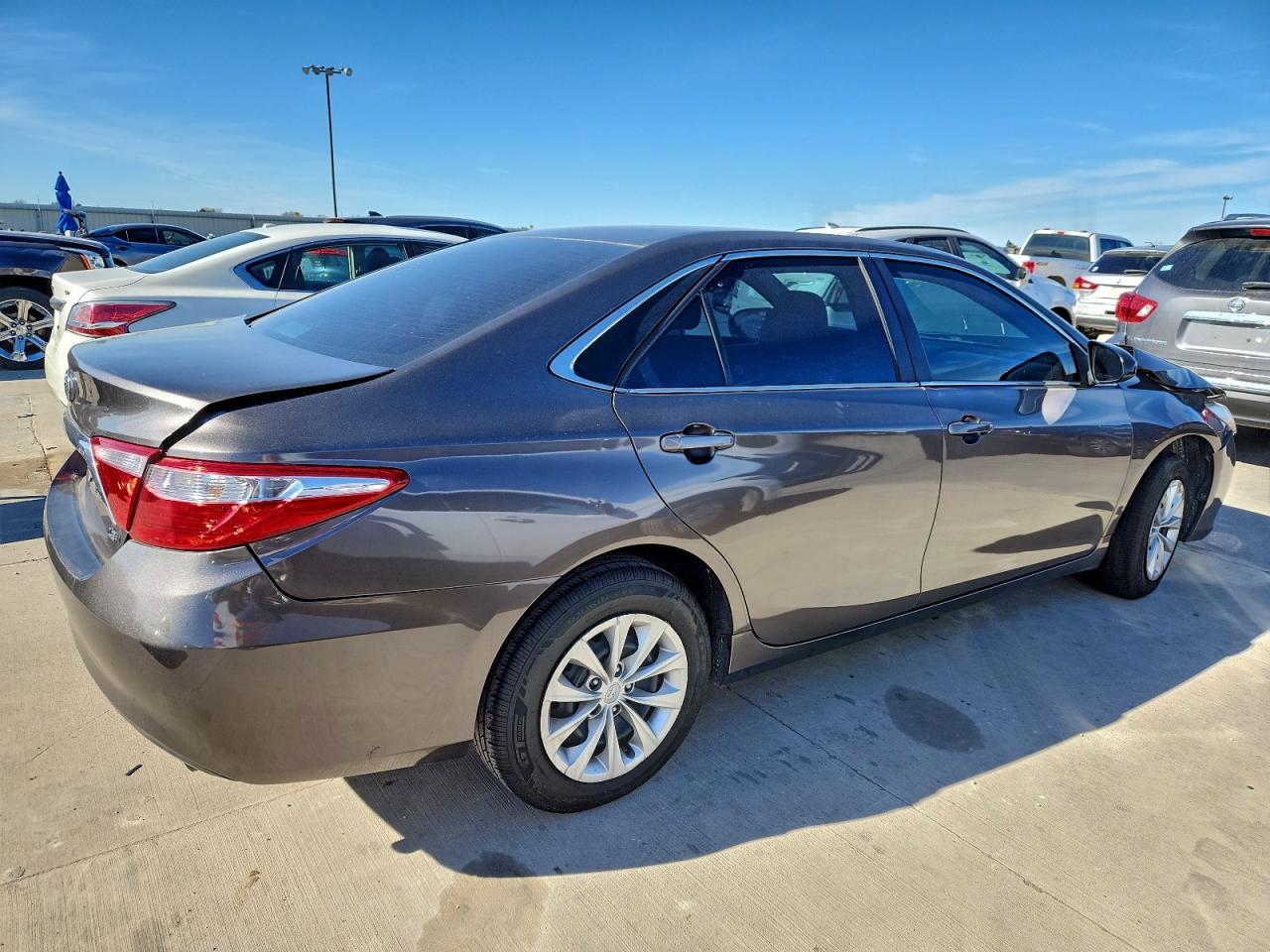 2016 TOYOTA CAMRY LE photo 3