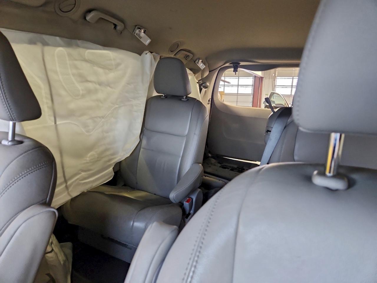 2020 TOYOTA SIENNA XLE photo 10