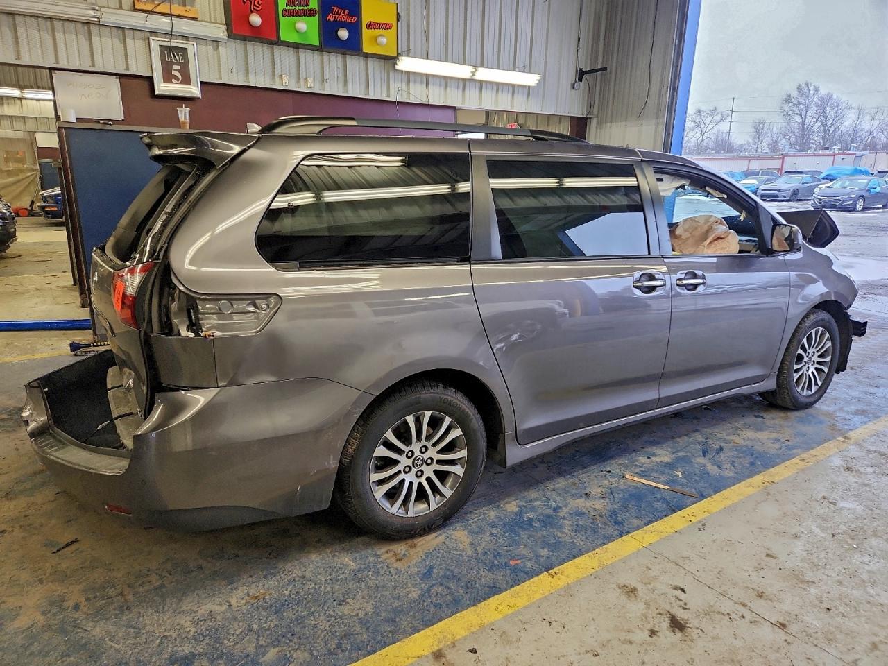 2020 TOYOTA SIENNA XLE photo 3