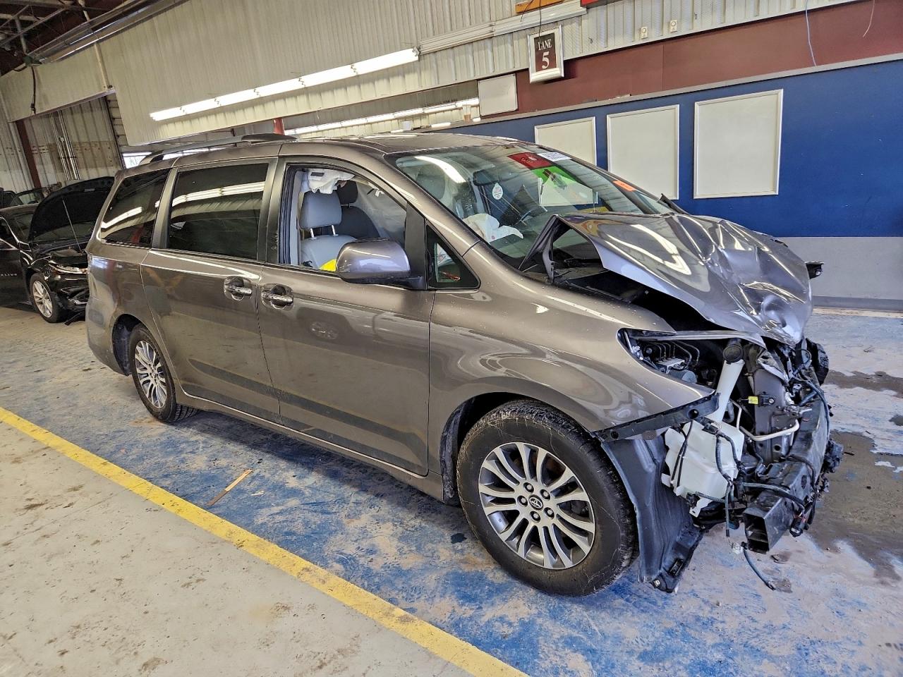2020 TOYOTA SIENNA XLE photo 4
