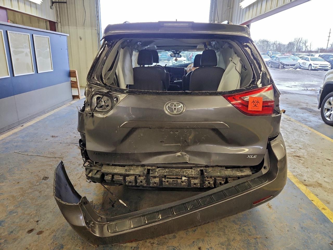 2020 TOYOTA SIENNA XLE photo 6