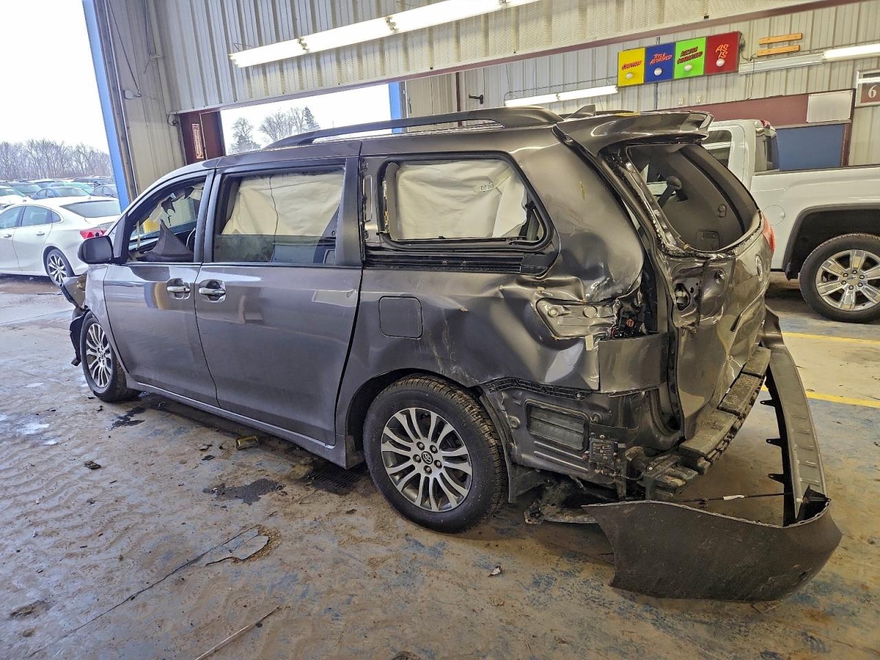 2020 TOYOTA SIENNA XLE photo 2