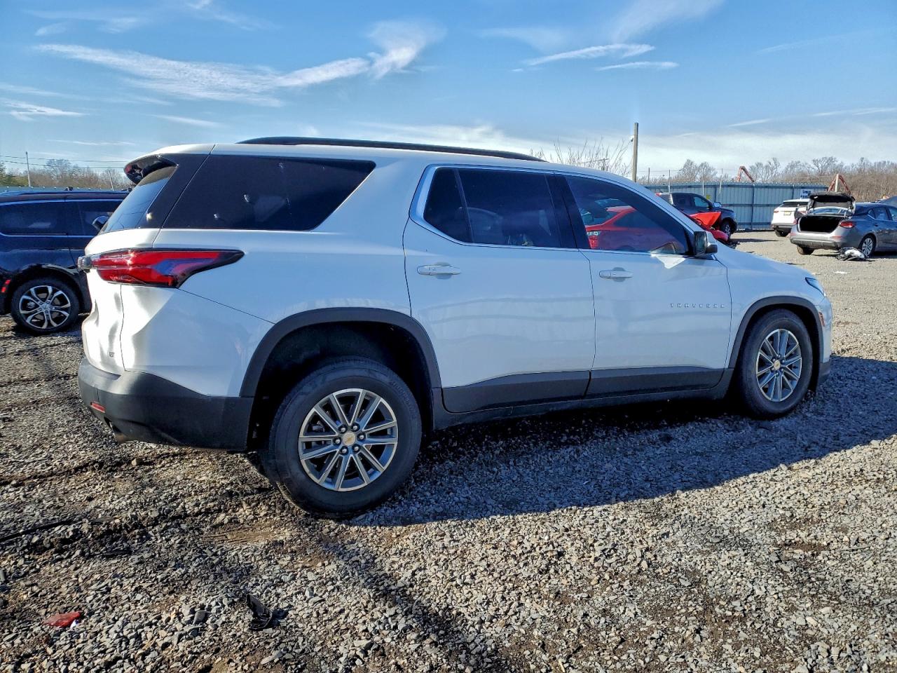 2023 CHEVROLET TRAVERSE LT photo 3