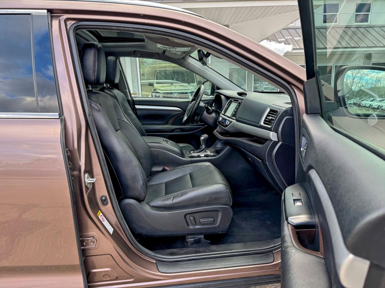 2017 TOYOTA HIGHLANDER SE photo 5