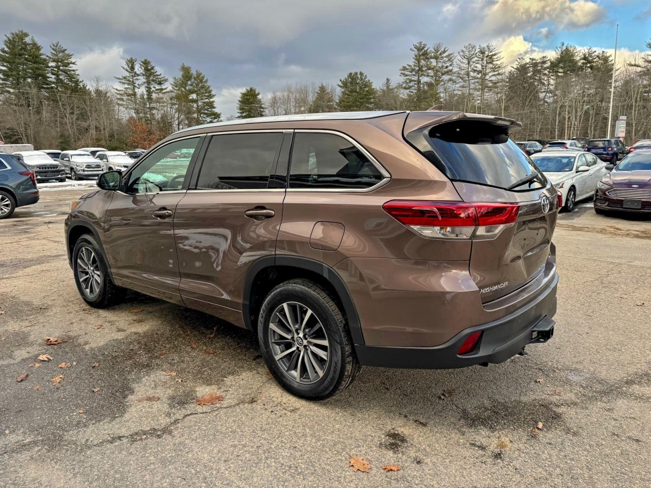 2017 TOYOTA HIGHLANDER SE photo 3