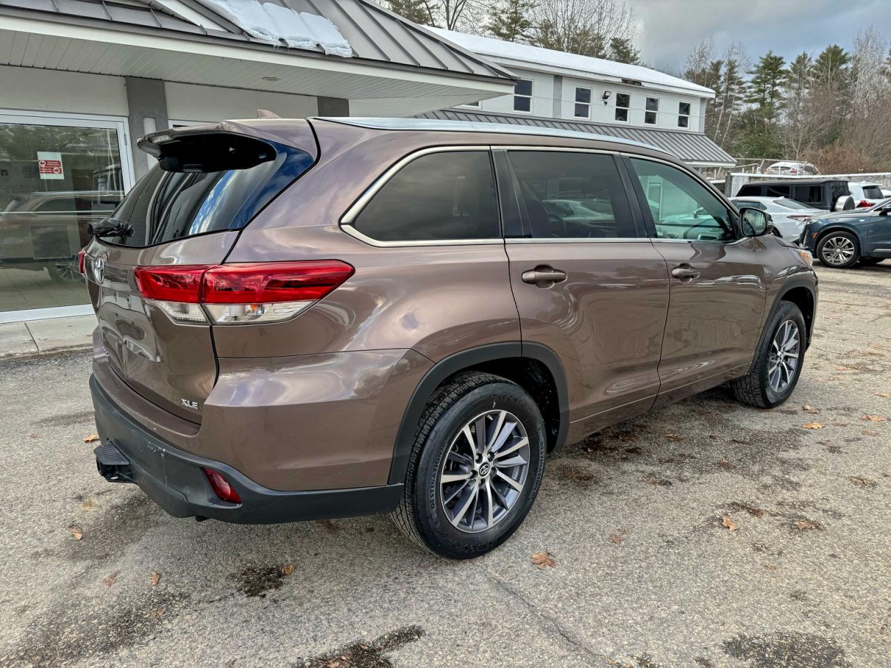 2017 TOYOTA HIGHLANDER SE photo 4