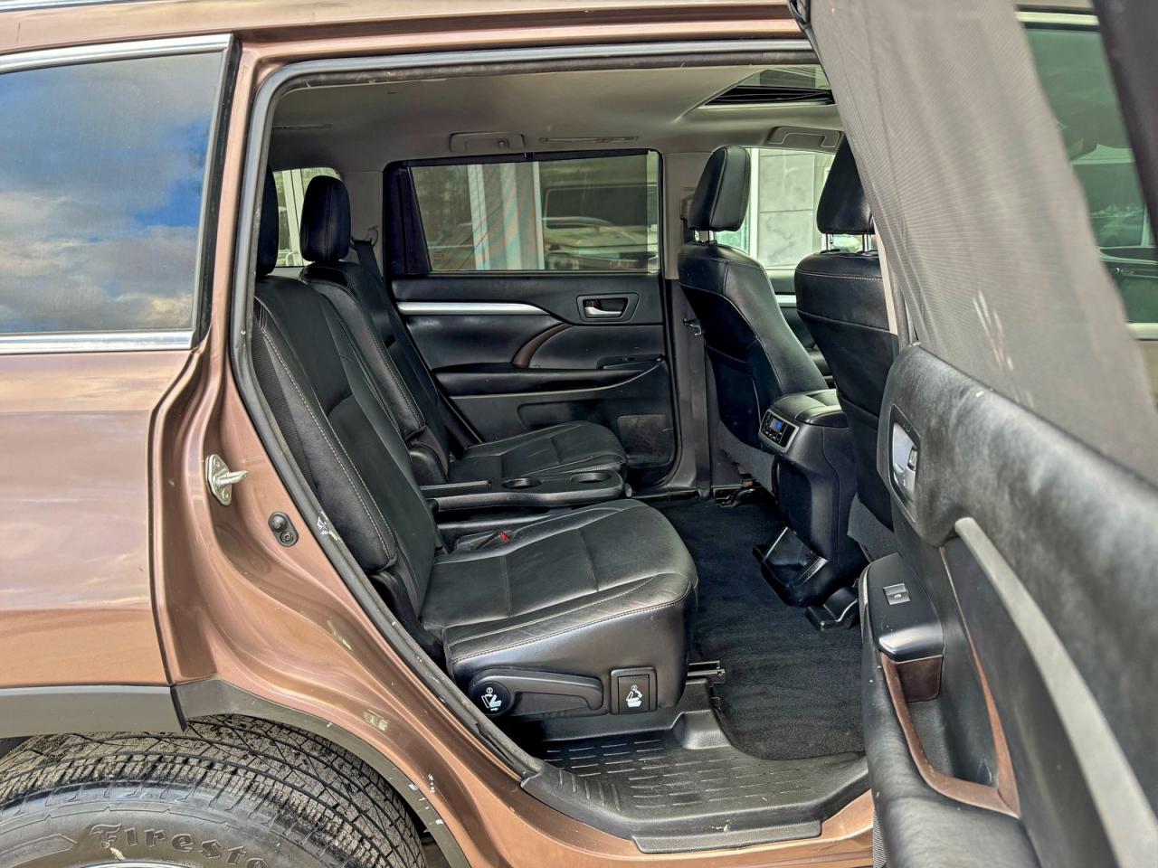 2017 TOYOTA HIGHLANDER SE photo 6