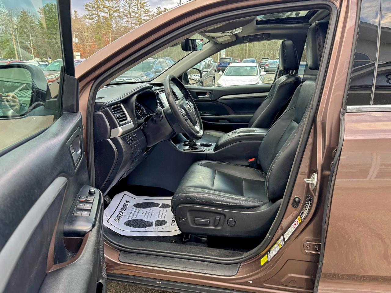 2017 TOYOTA HIGHLANDER SE photo 9
