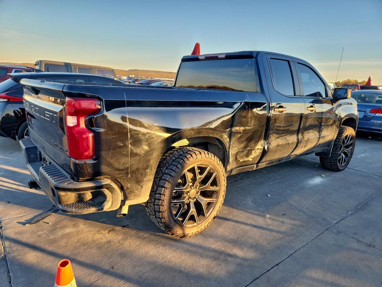 2021 CHEVROLET SILVERADO K1500 CUSTOM photo 3