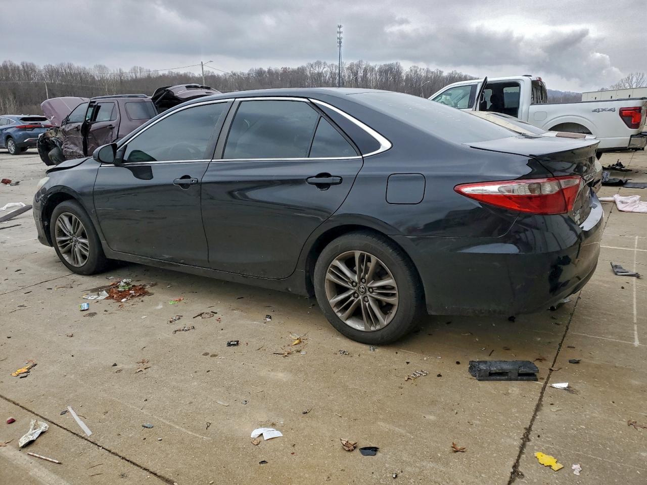 2016 TOYOTA CAMRY LE photo 2