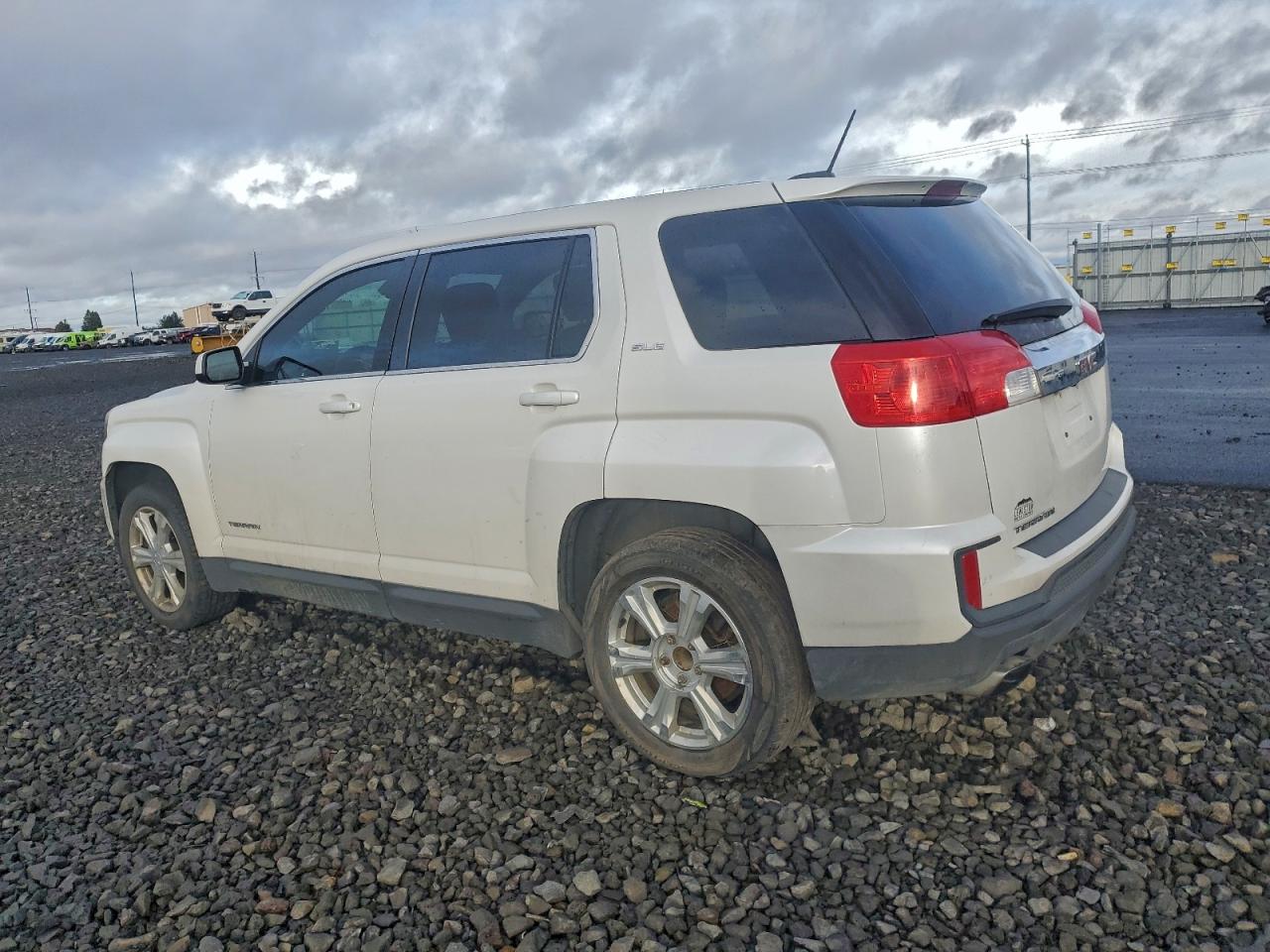 2017 GMC TERRAIN SLE photo 2