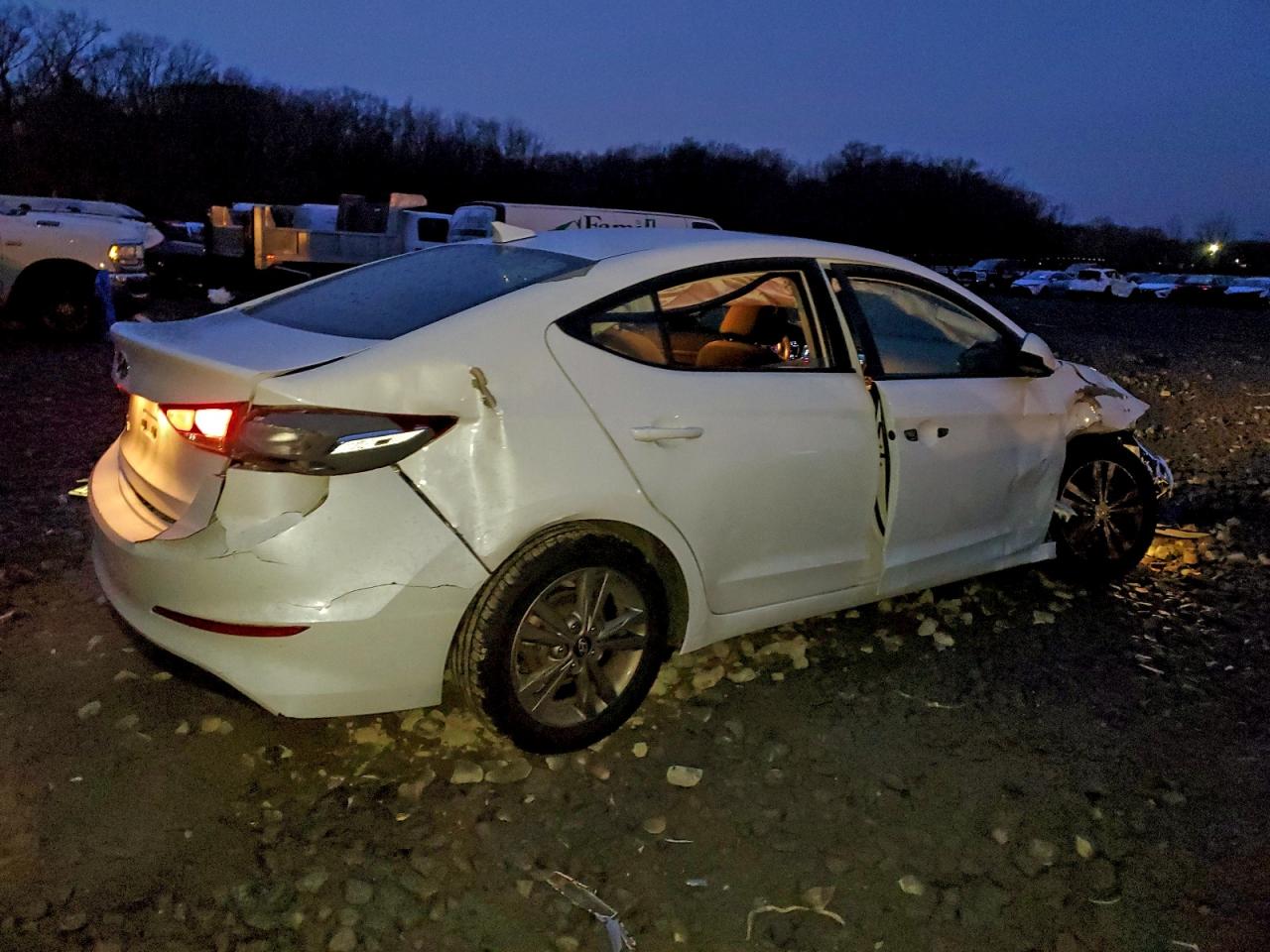 2018 HYUNDAI ELANTRA SEL photo 3