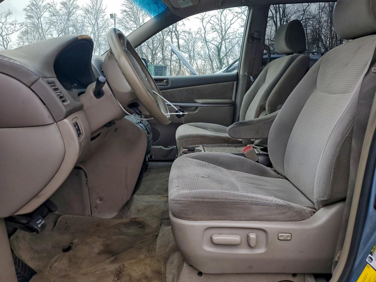 2007 TOYOTA SIENNA CE photo 7