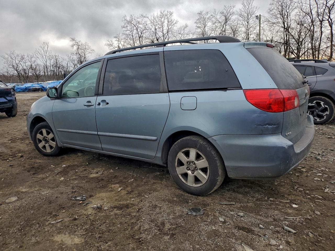 2007 TOYOTA SIENNA CE photo 2