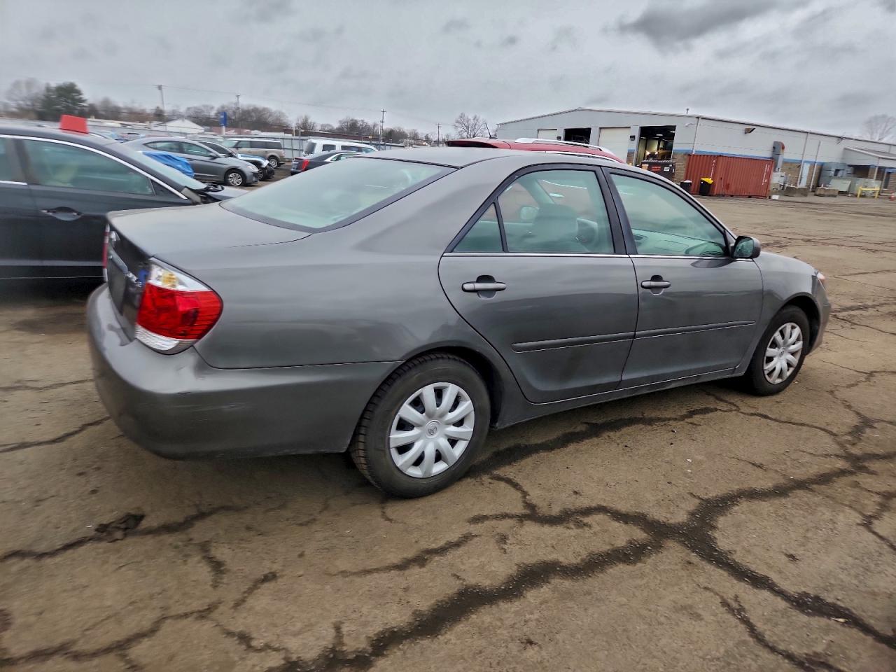 2005 TOYOTA CAMRY LE photo 3