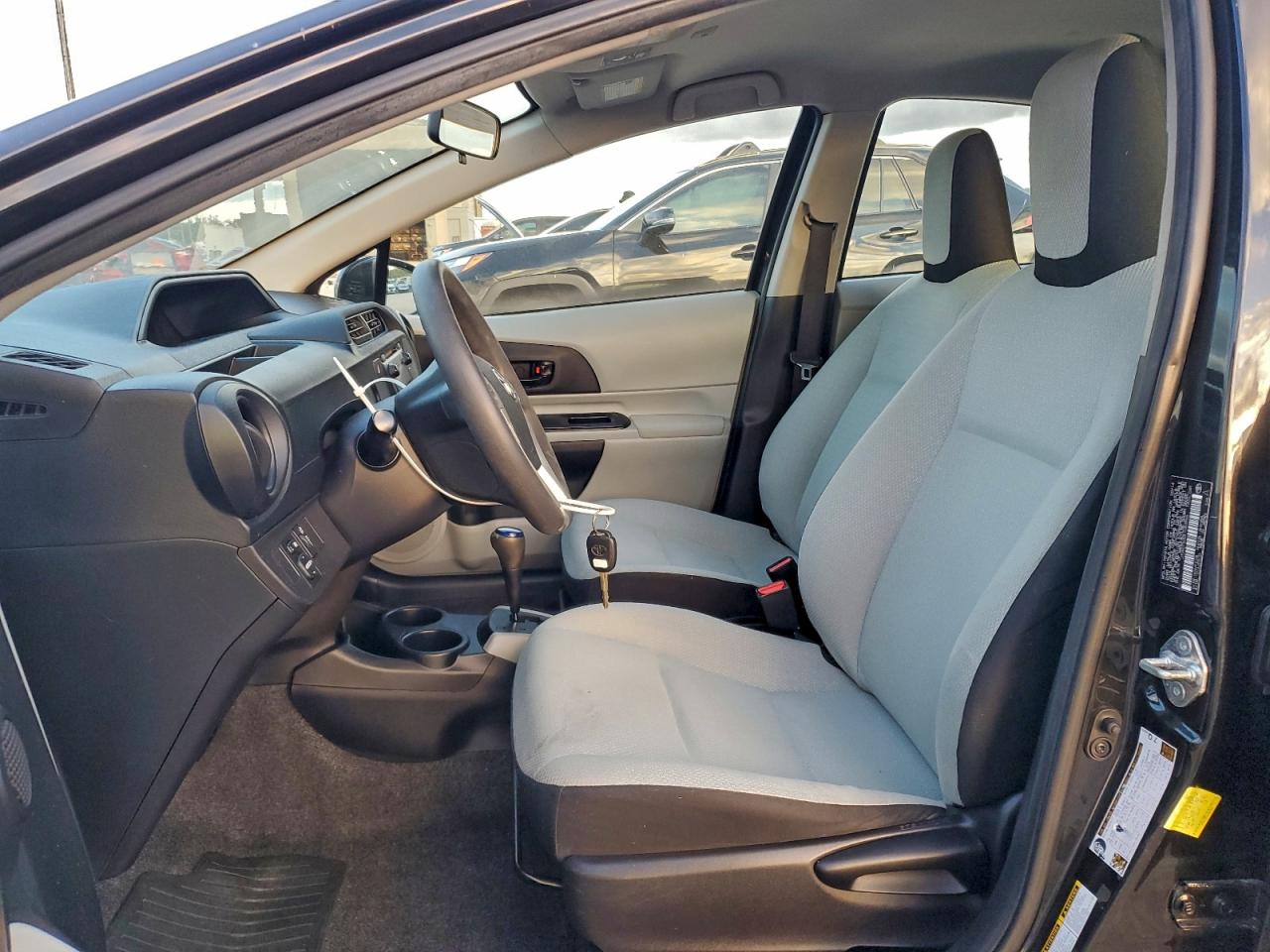 2014 TOYOTA PRIUS C photo 7