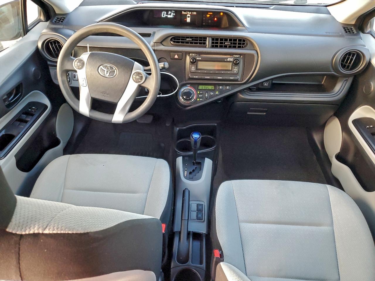 2014 TOYOTA PRIUS C photo 8