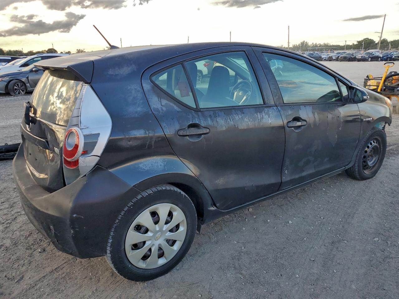 2014 TOYOTA PRIUS C photo 3