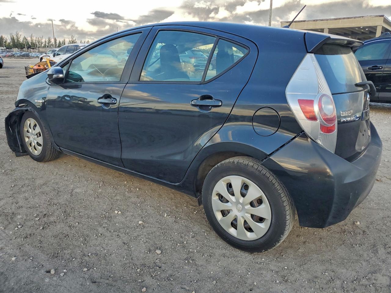 2014 TOYOTA PRIUS C photo 2