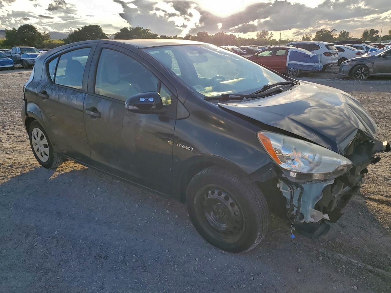 2014 TOYOTA PRIUS C photo 4