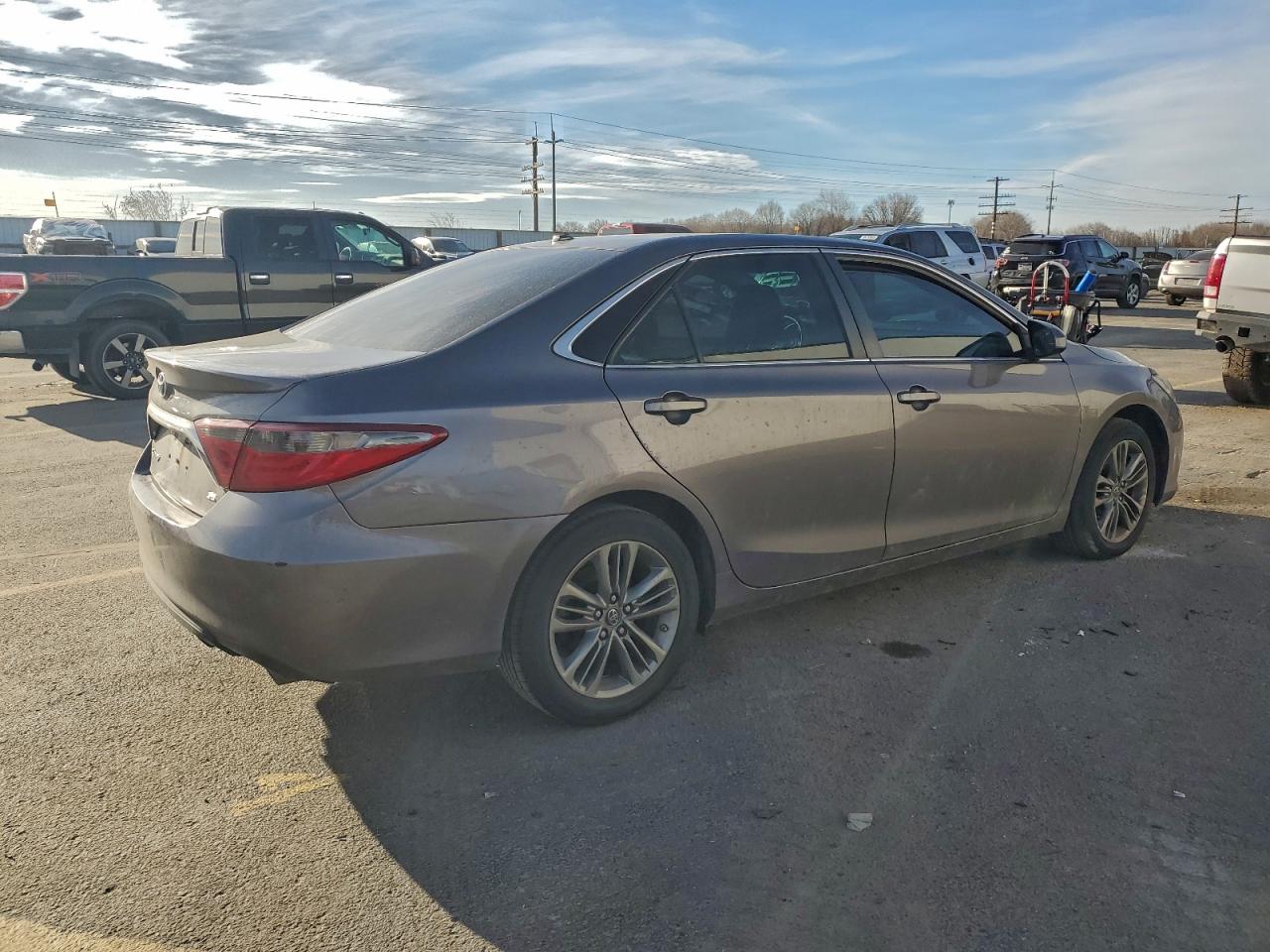 2016 TOYOTA CAMRY LE photo 3