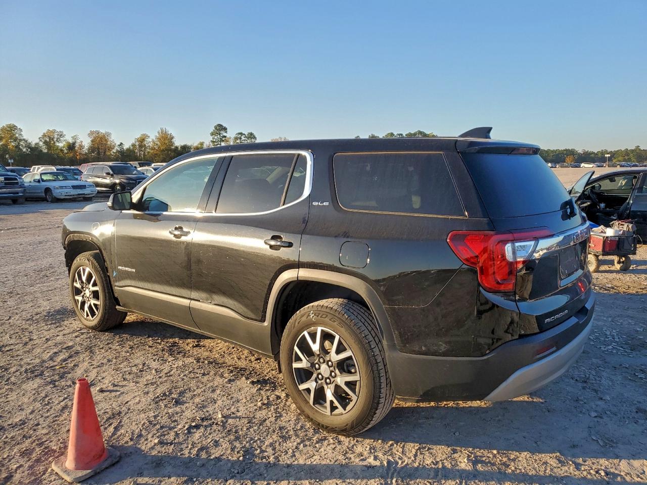 2021 GMC ACADIA SLE photo 2