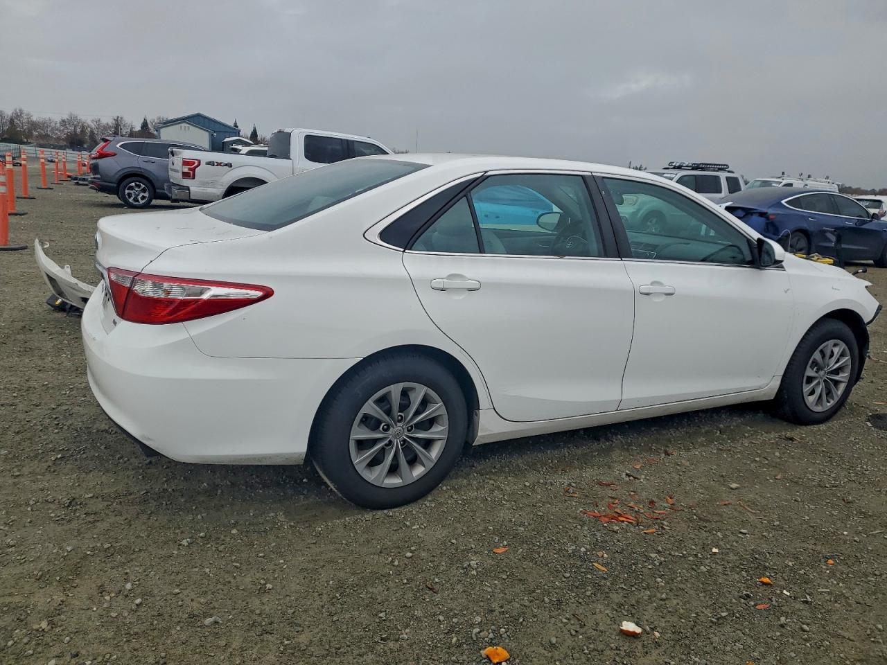 2017 TOYOTA CAMRY LE photo 3