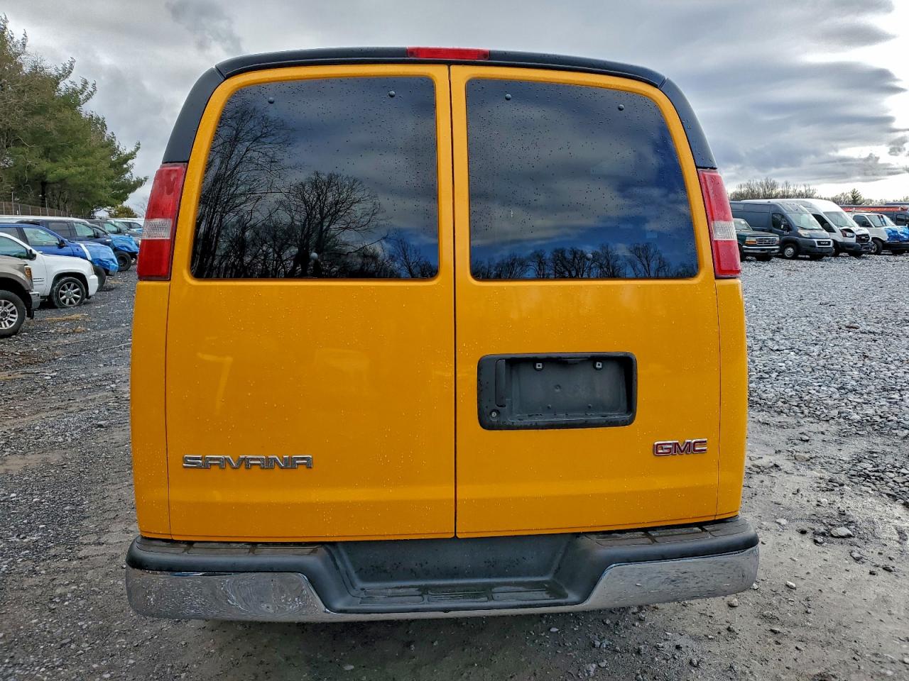 2017 GMC SAVANA G2500 photo 6