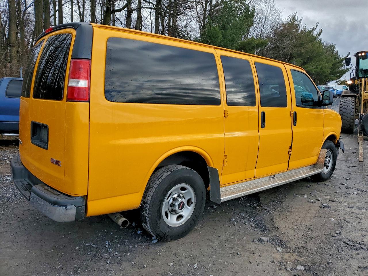 2017 GMC SAVANA G2500 photo 3