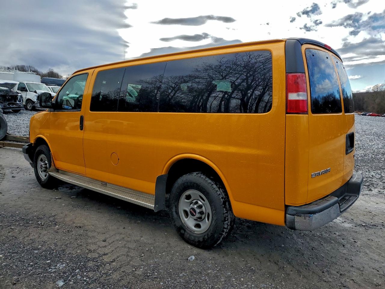 2017 GMC SAVANA G2500 photo 2