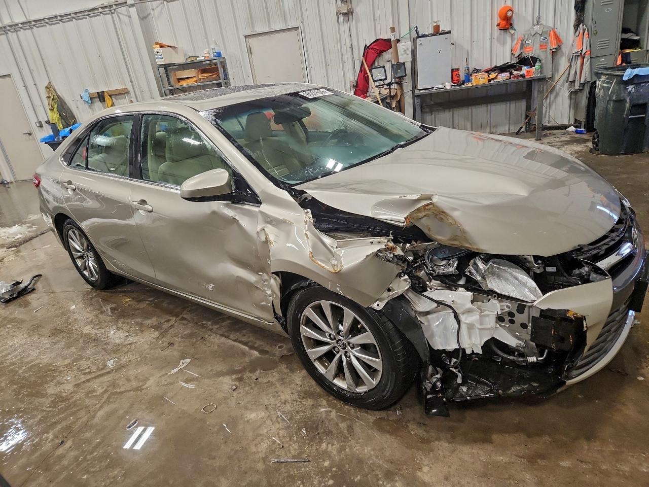 2016 TOYOTA CAMRY LE photo 4