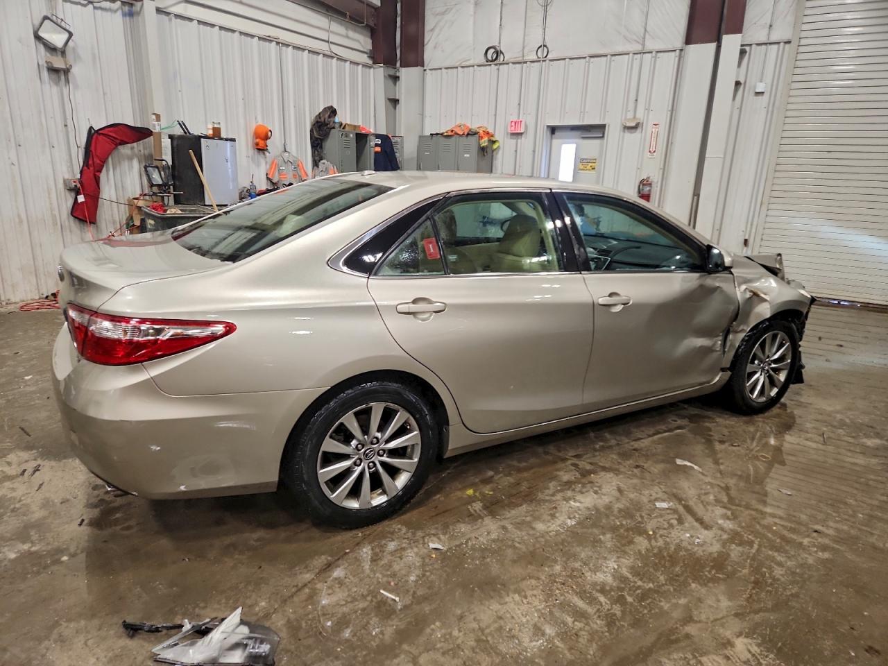 2016 TOYOTA CAMRY LE photo 3