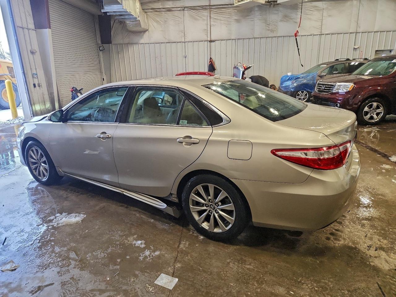 2016 TOYOTA CAMRY LE photo 2