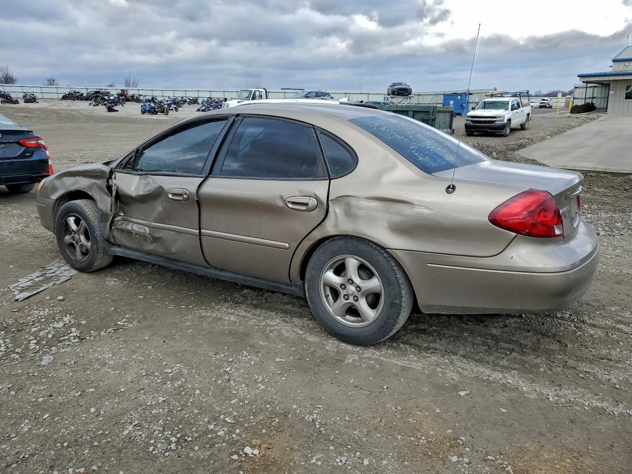 2003 FORD TAURUS SE photo 2