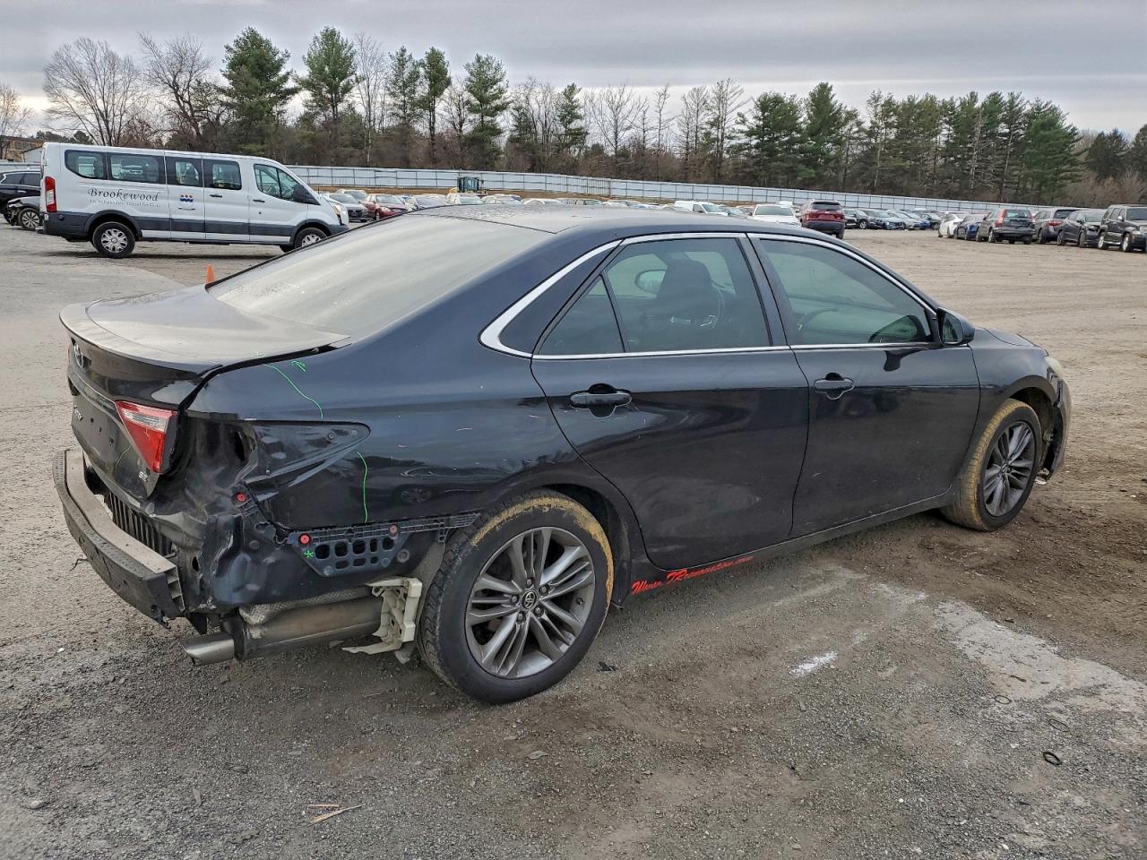 2015 TOYOTA CAMRY LE photo 3