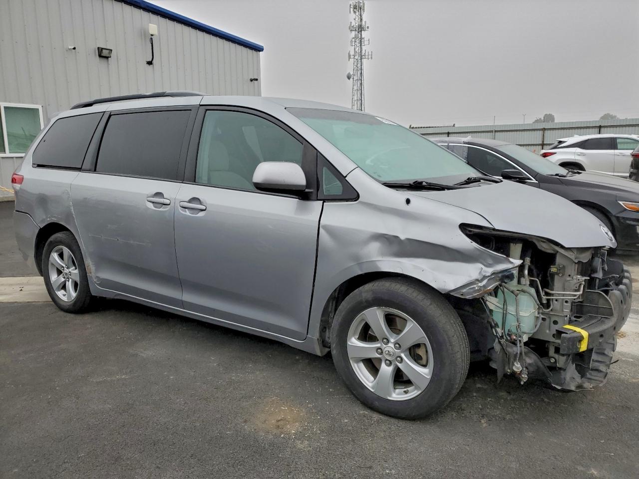 2013 TOYOTA SIENNA LE photo 4