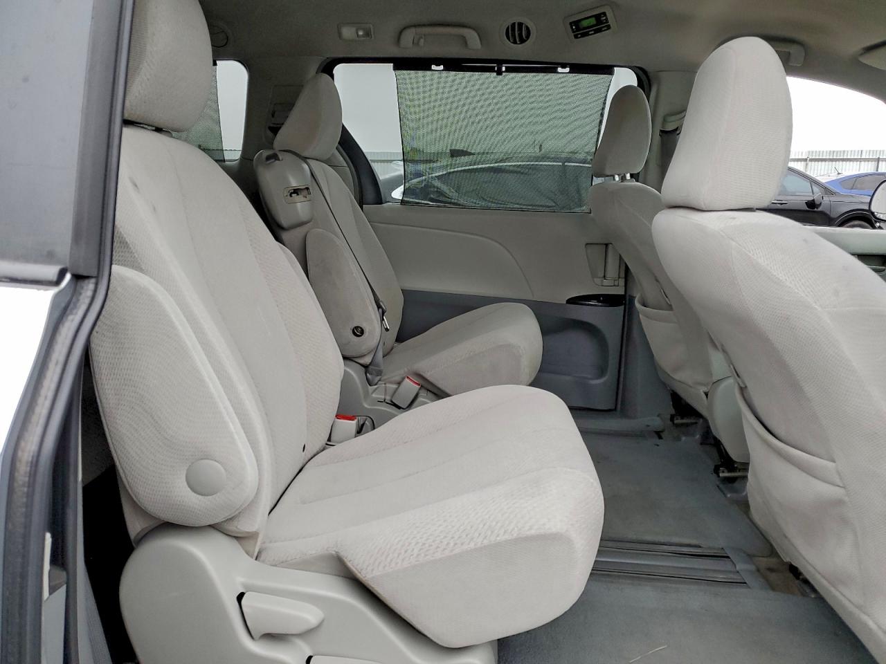 2013 TOYOTA SIENNA LE photo 11