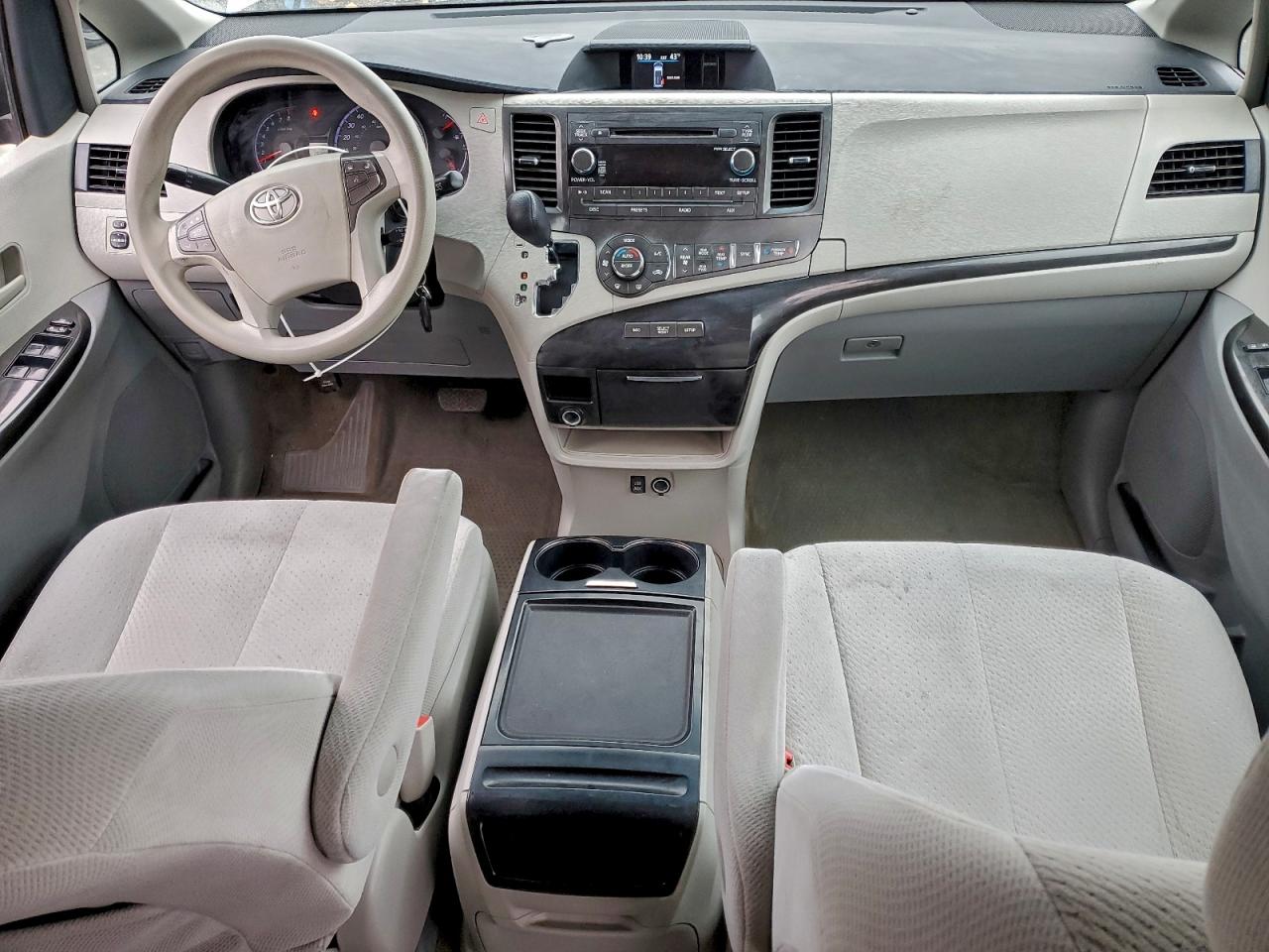 2013 TOYOTA SIENNA LE photo 8