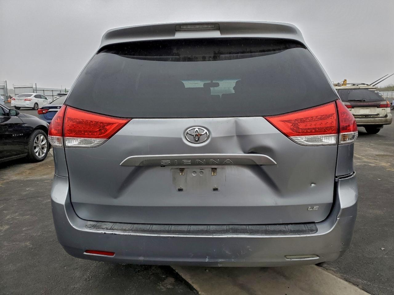 2013 TOYOTA SIENNA LE photo 6
