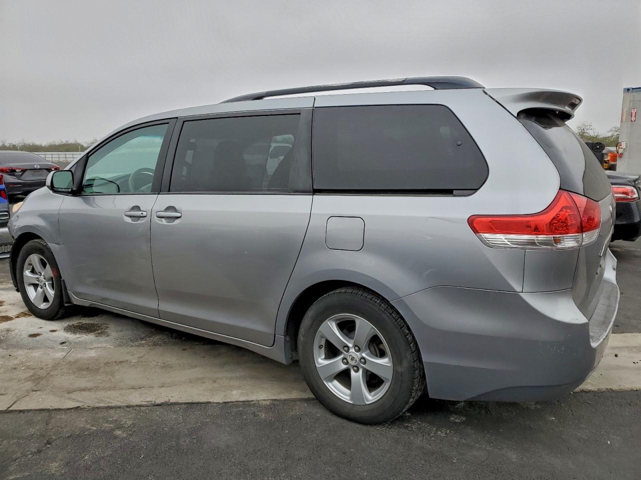 2013 TOYOTA SIENNA LE photo 2