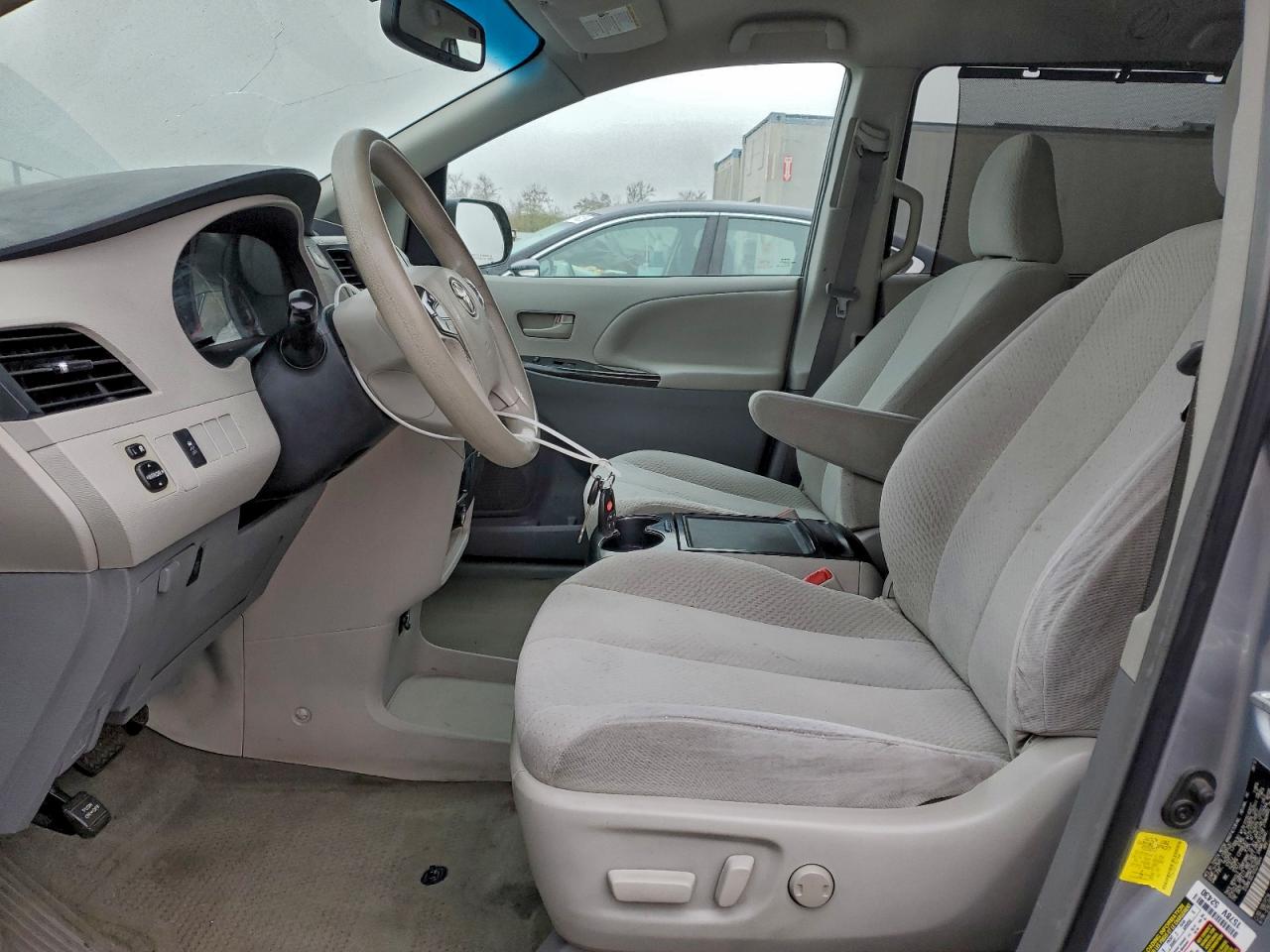 2013 TOYOTA SIENNA LE photo 7