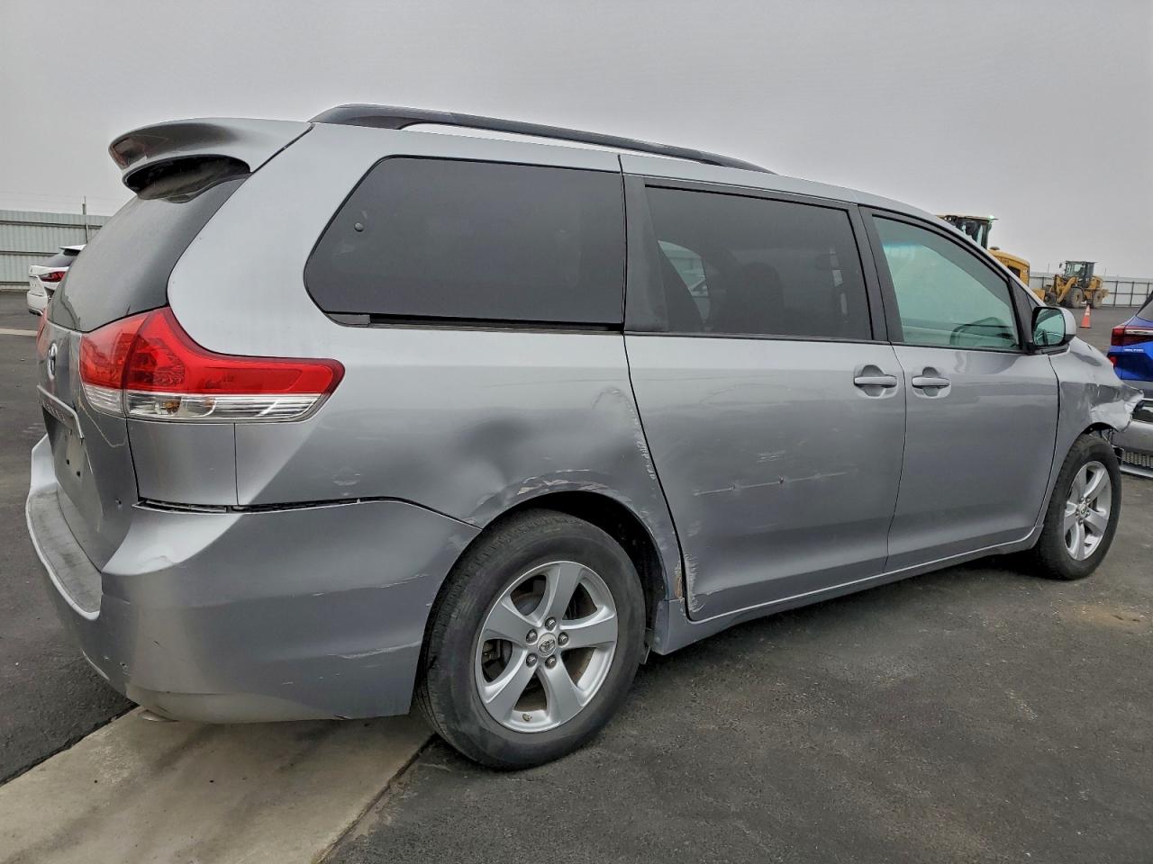 2013 TOYOTA SIENNA LE photo 3