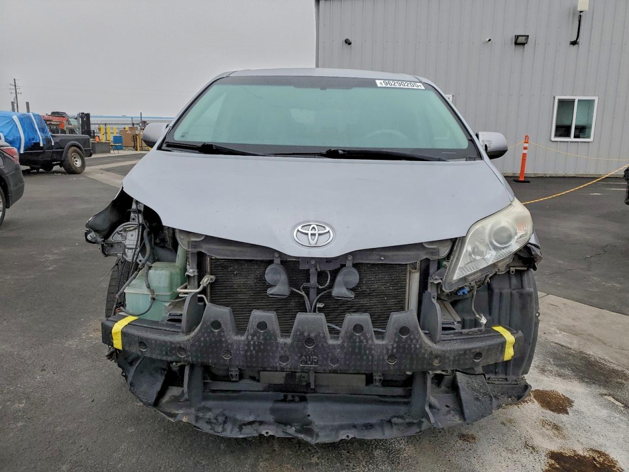 2013 TOYOTA SIENNA LE photo 5
