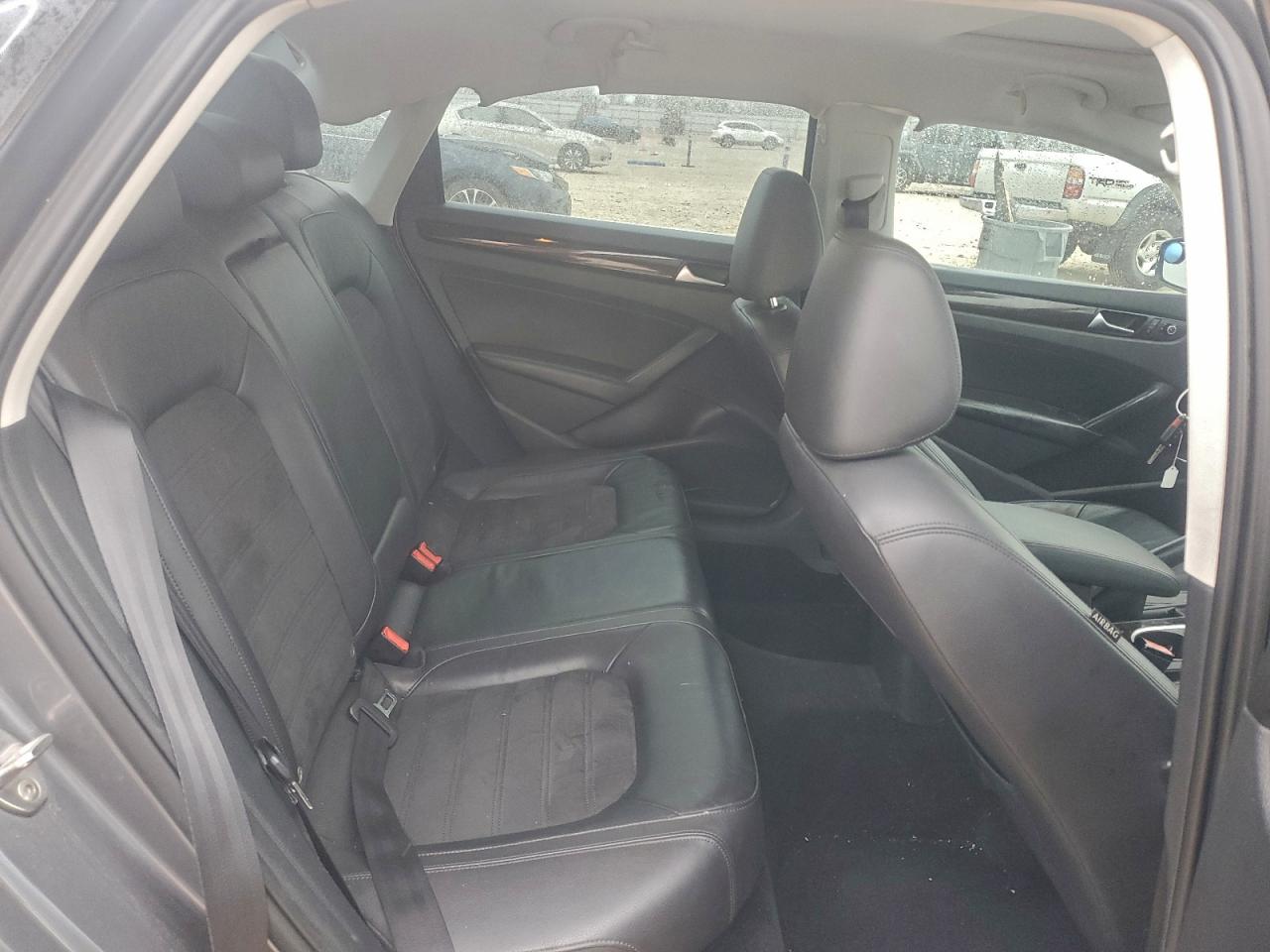 2015 VOLKSWAGEN PASSAT SEL photo 10