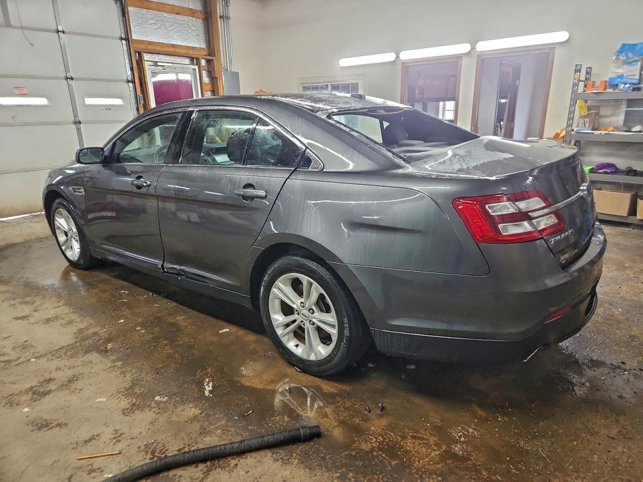 2018 FORD TAURUS SEL photo 2