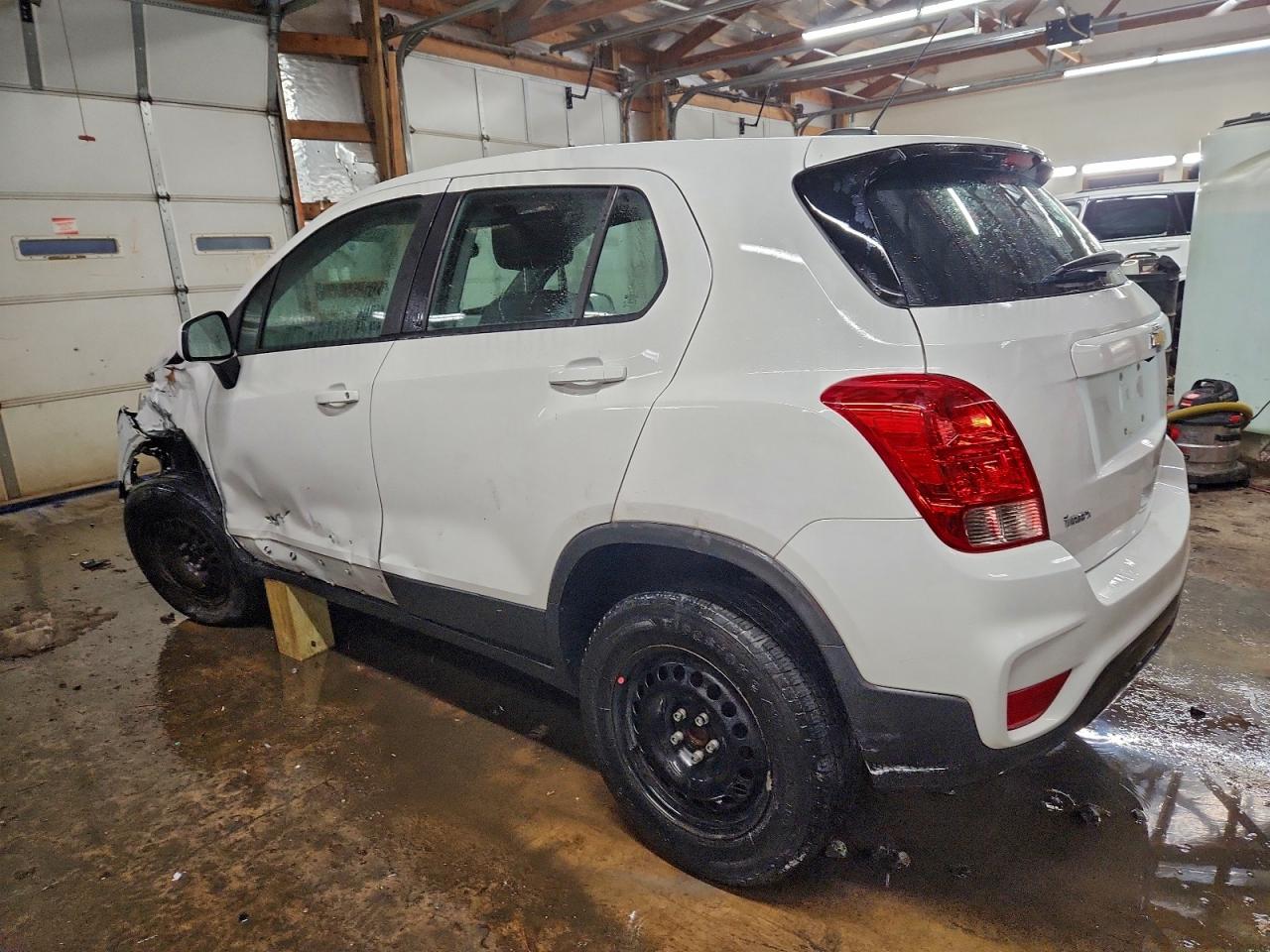 2017 CHEVROLET TRAX LS photo 2