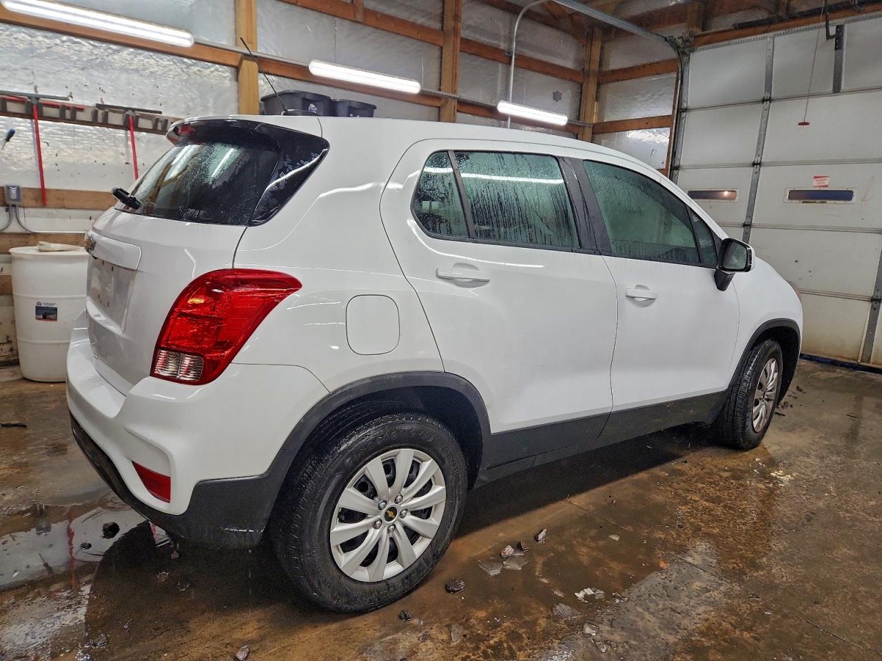 2017 CHEVROLET TRAX LS photo 3