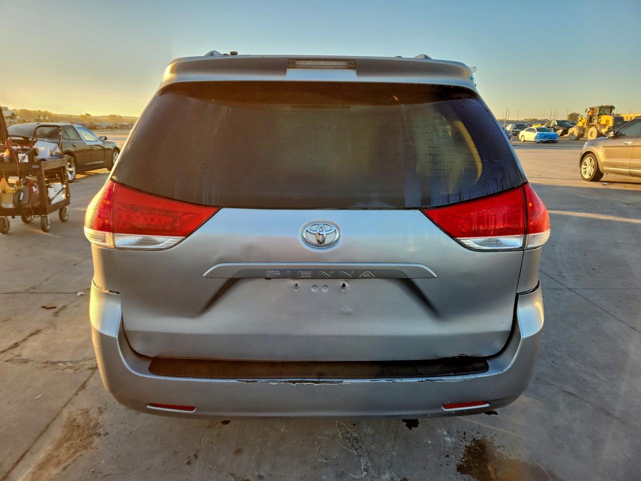 2013 TOYOTA SIENNA LE photo 6